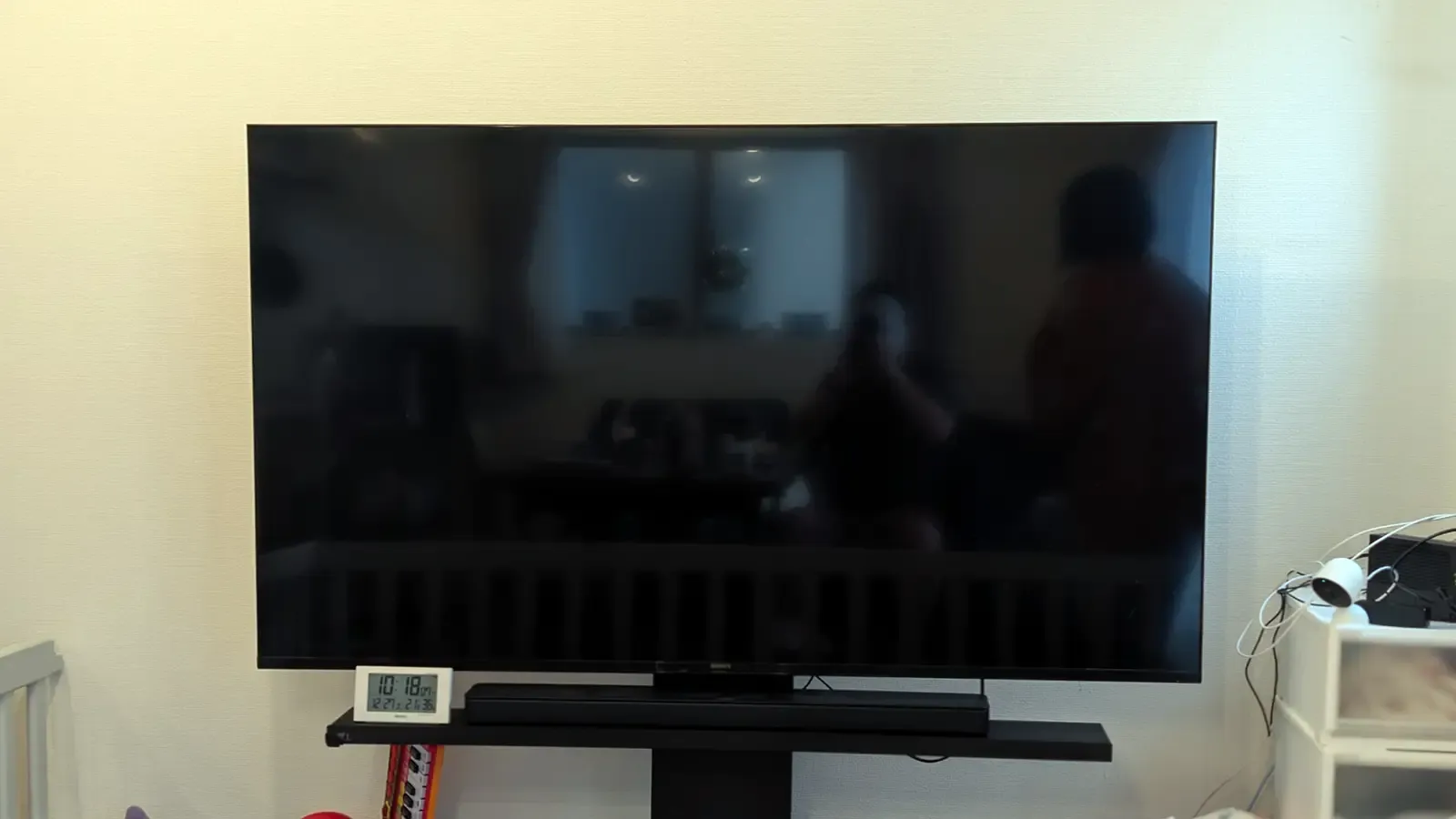 EQUALSの自立型テレビスタンド WALL V5